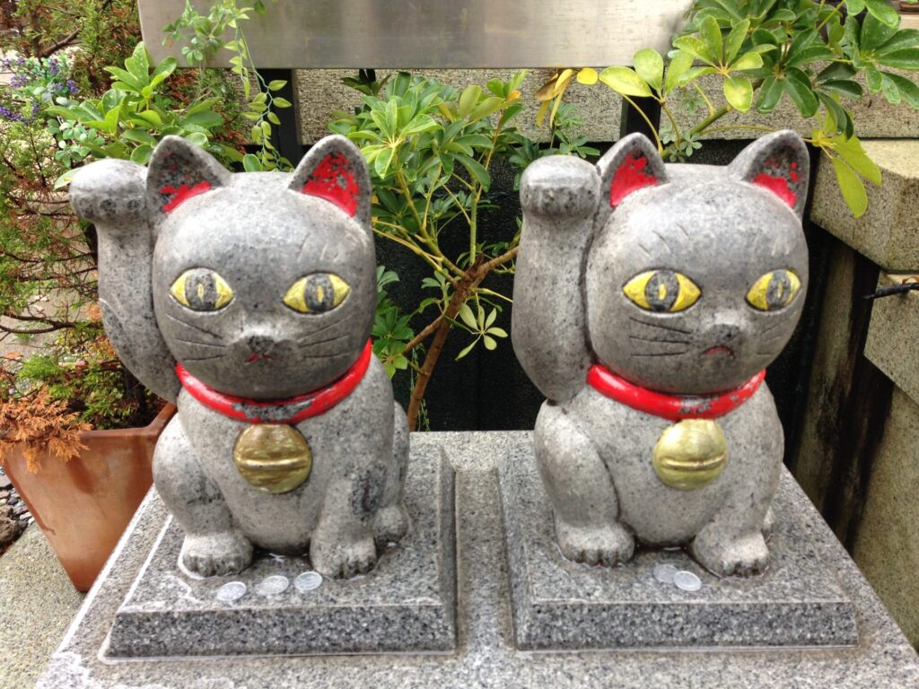 今戸神社の境内にいる、なでるとご利益がある石なで猫